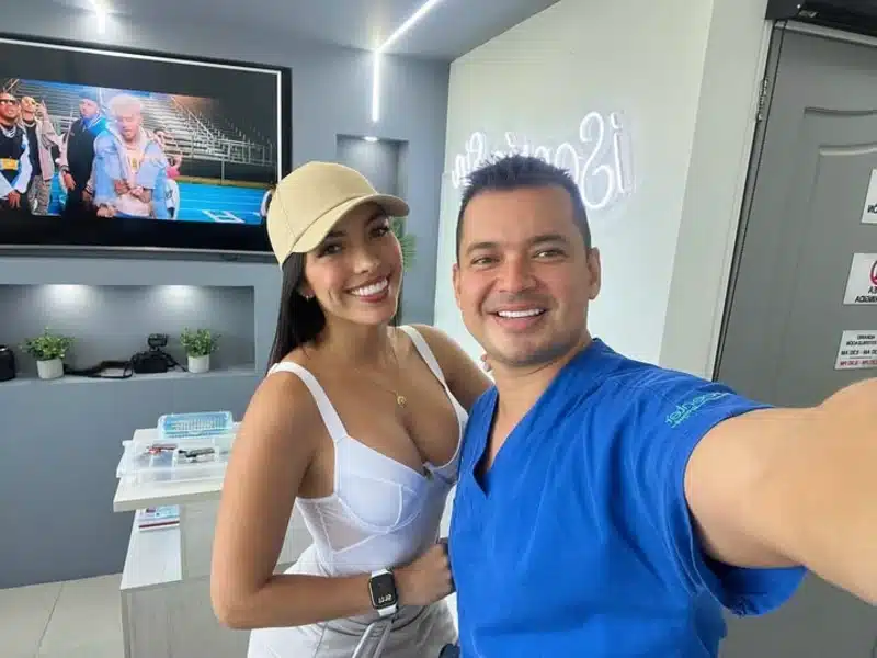 Dr. Álvaro Pinto con paciente en consultorio - Ibagué