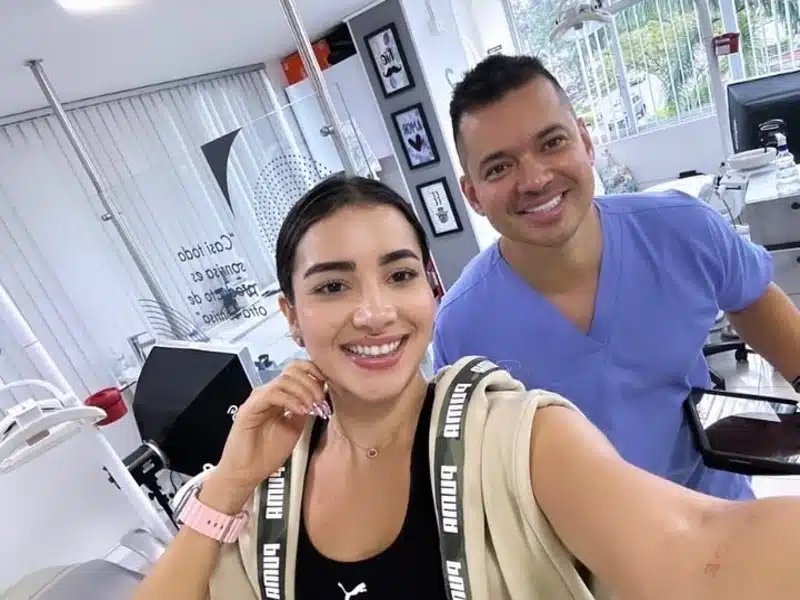 Dr. Álvaro Pinto con paciente - Álvaro Pinto Ortodoncia